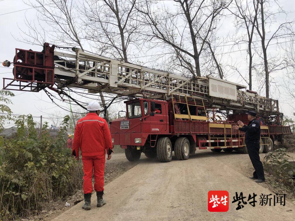 120公里,10余小時(shí),江蘇油田警方護(hù)送大型設(shè)備轉(zhuǎn)場(chǎng)生產(chǎn)